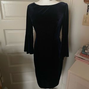Dark blue velvet evening dress with bell sleeves - Vince Camuto